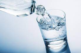 نوشیدن آب ناشتا و خواص آن برای بدن | فواید آب ولرم برای لاغری