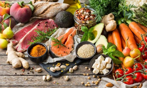 چه خوردنیهایی به افزایش طول عمر کمک میکنند؟ چه خوردنیهایی به افزایش طول عمر کمک میکنند؟