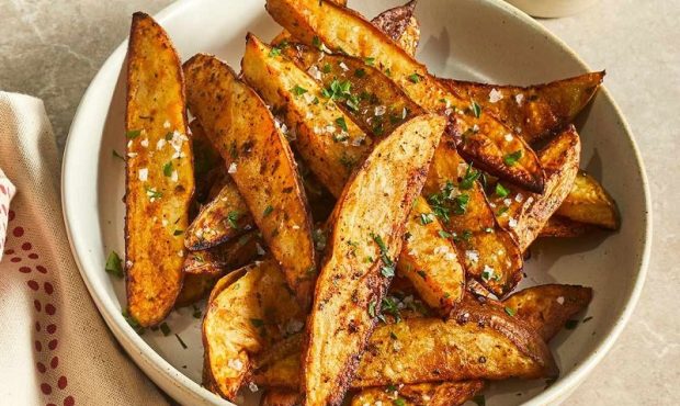 ۳ روش تهیه سیب زمینی در هواپز؛ سرخ کرده، تنوری و شکم پر