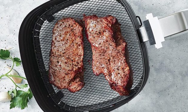 ۴ روش پخت گوشت در هواپز | استیک، کباب، بیکن و شیشلیک