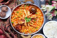 طرز تهیه خورش قیمه وگان خوشمزه با سویا و قارچ (بدون گوشت)