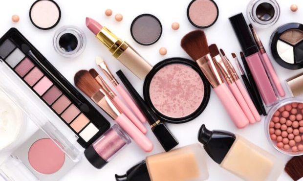 استفاده از لوازم آرایشی برای این زنان خطرناک است