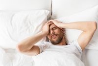 چرا نمی توانم از خواب بیدار شوم؟ راه‌حل چیست؟