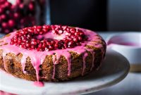 کیک انار یلدایی: یک دسر زیبا و متفاوت برای مهمانی‌ شب یلدا