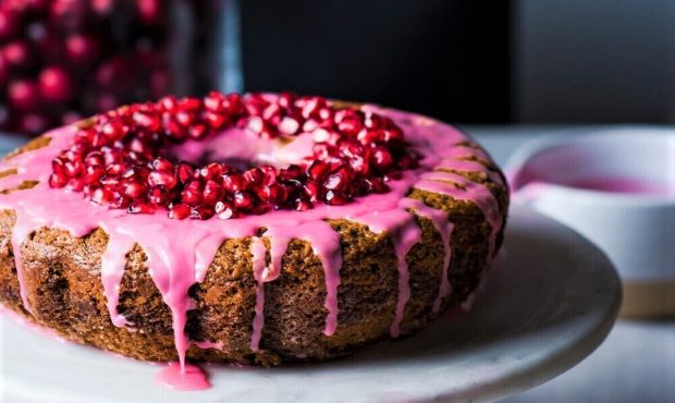 کیک انار یلدایی: یک دسر زیبا و متفاوت برای مهمانی‌ شب یلدا