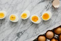 تخم مرغ را قبل از گذاشتن در یخچال باید شست؟