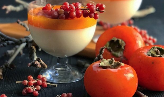 ۲ طرز تهیه پاناکوتا خرمالو ساده و دو رنگ برای شب یلدا