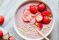 طرز تهیه فرنی تابستانی با توت فرنگی