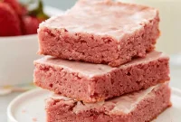 طرز تهیه کیک براونی متفاوت با توت فرنگی