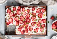 ۱۳ طرز تهیه انواع دسر، کیک و شیرینی خانگی بهاری با توت فرنگی