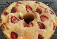 طرز تهیه کیک توت فرنگی کرم دار آسان خانگی