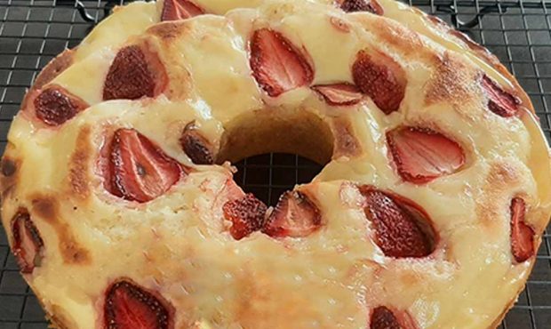 طرز تهیه کیک توت فرنگی کرم دار آسان خانگی