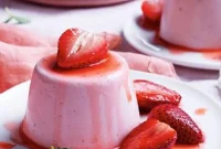 طرز تهیه دنت توت فرنگی خانگی خوشمزه