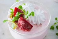 طرز تهیه دسر محلبی توت فرنگی خوشمزه و مجلسی