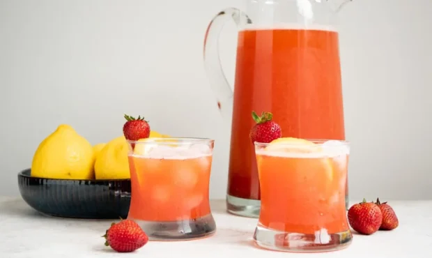 طرز تهیه لیموناد توت فرنگی خنک و خوشمزه طرز تهیه لیموناد توت فرنگی خنک و خوشمزه