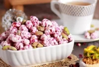 طرز تهیه شکر پنیر خانگی خوشمزه با توت فرنگی تازه